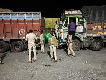 इंदौर बायपास के ढाबों पर आबकारी अफसरों ने जांच की।