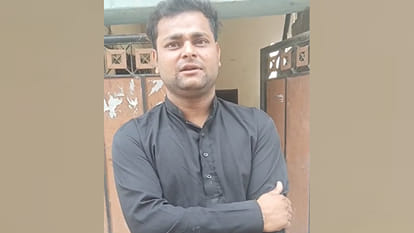 जानकारी देता युवक