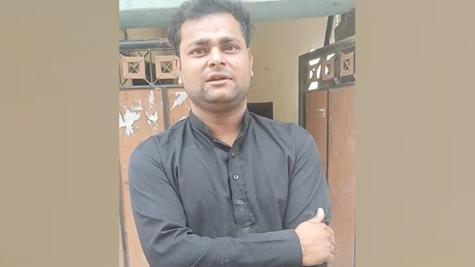 जानकारी देता युवक