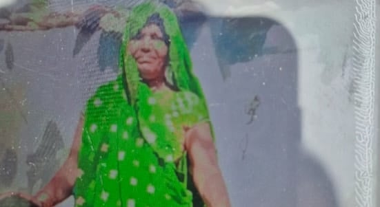 बांदा: अचानक भरभराकर ढही कच्ची दीवार, मलबे में दबकर महिला की मौत, शव पोस्टमार्टम के लिए भेजा, परिजन बेहाल