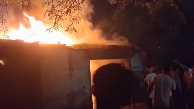 उरई अग्निकांड: टायर की दुकान में लगी भीषण आग, लाखों का सामान जलकर खाक, दमकल की गाड़ियों ने पाया काबू
