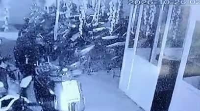 Kanpur Theft worth lakhs in 16 minutes thief broke shutter lock for entry disabled  CCTV made off with cash