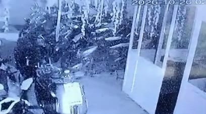 Kanpur Theft worth lakhs in 16 minutes thief broke shutter lock for entry disabled  CCTV made off with cash