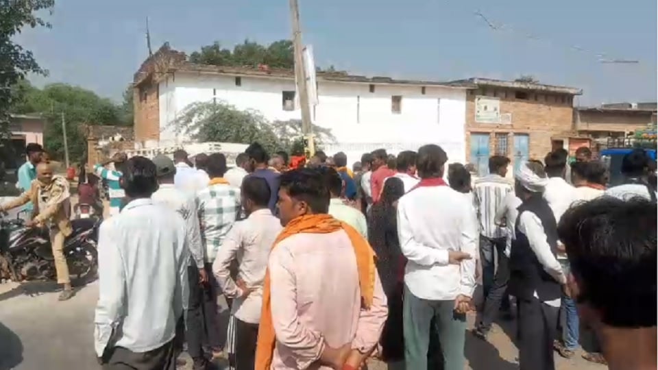 झांसी: डीएपी खाद न मिलने से भड़के किसान, मऊरानीपुर-टीकमगढ़ मार्ग पर लगाया जाम