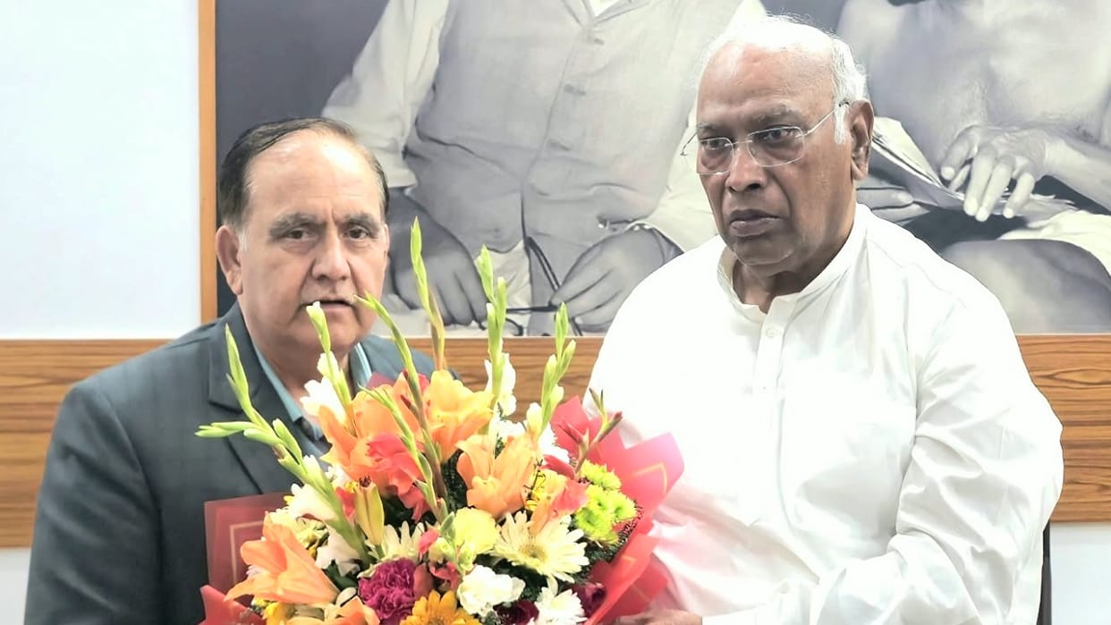 Assembly Speaker kuldeep Pathania met with Mallikarjun Kharge; discussed Himachal politics.