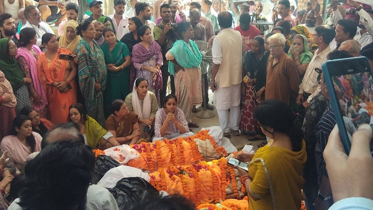 लखनऊ ट्रिपल मर्डर: तीनों लाशें रखकर हंगामा, दस थानों की पुलिस तैनात, चौकी प्रभारी और इंस्पेक्टर सस्पेंड