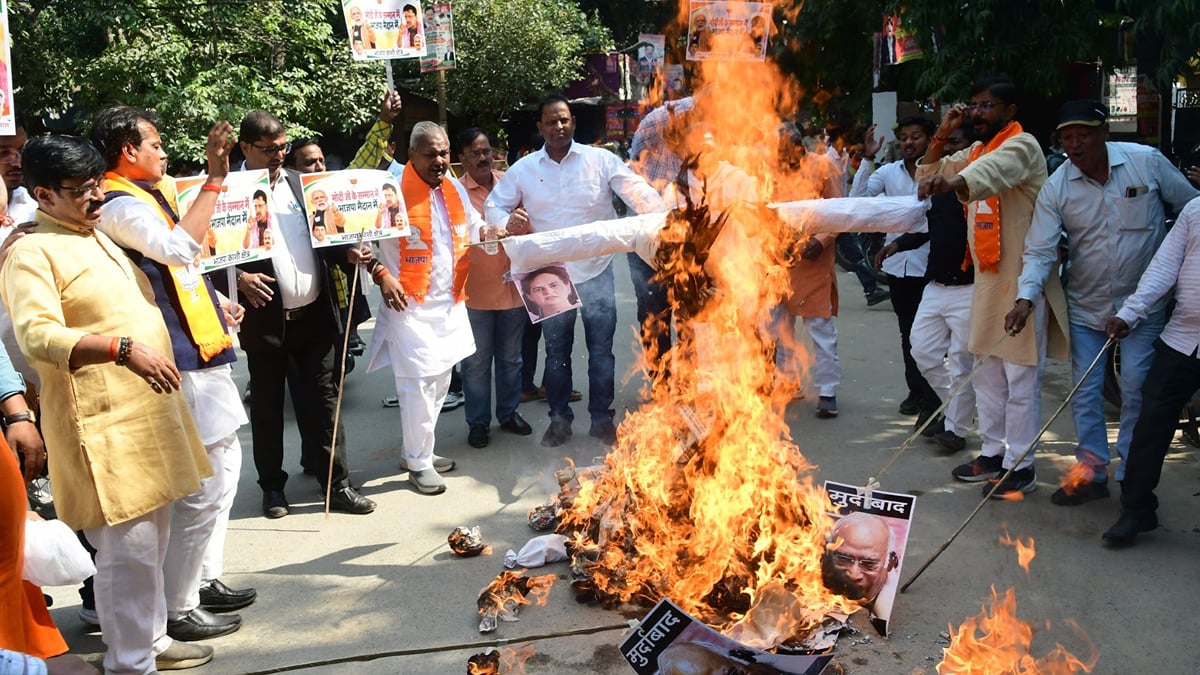 वाराणसी: खरगे की टिप्पणी पर काशी में भाजपा का प्रदर्शन, पुतले फूंके; जिला मुख्यालय पर कार्यकर्ताओं का विरोध