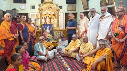 महर्षि वाल्मीकि की जयंती मनाते रामालयम के भक्त।
