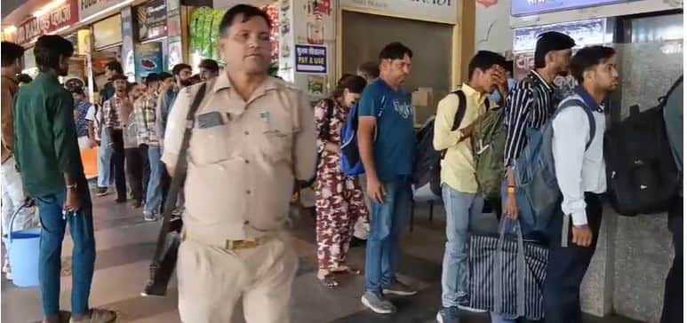 Railway Ticket Checking Drive at Mathura Junction: 132 Passengers Caught Travelling Without Tickets
