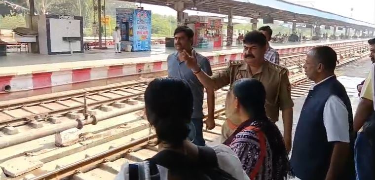 मथुरा जंक्शन: ट्रेनों में धक्का-मुक्की रोकने उतरी जीआरपी और आरपीएफ, यात्रियों को किया जागरूक
