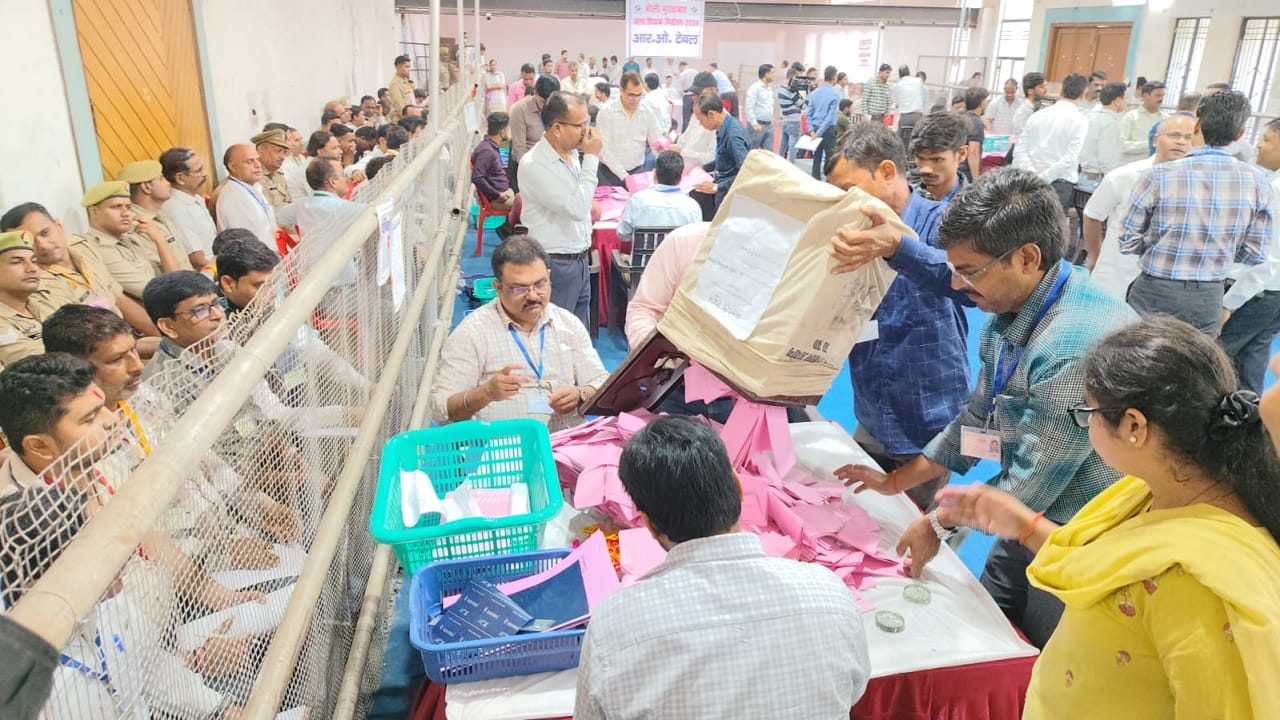बरेली के संजय कम्युनिटी हॉल में बरेली-मुरादाबाद शिक्षक एमएलसी चुनाव की मतगणना