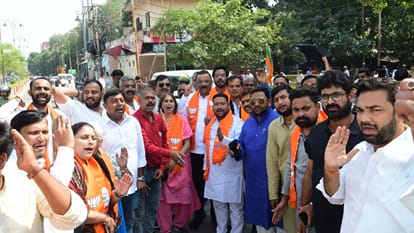 Varanasi BJP protest Kashi Kharge remarks burns effigies party workers demonstration district headquarters