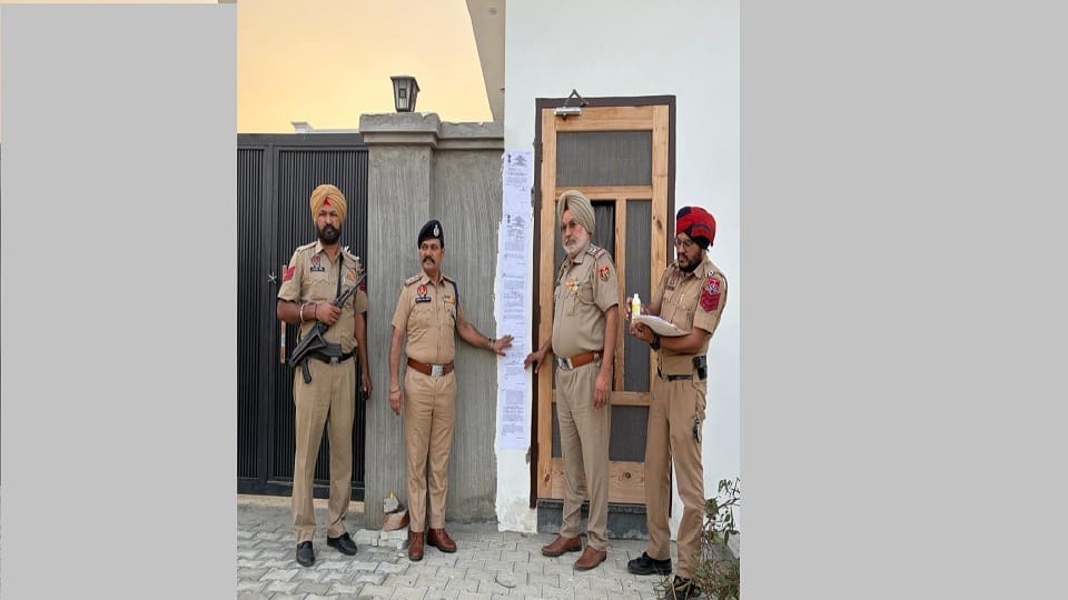 Notice pasted at the house of a drug smuggler in Ludhiana