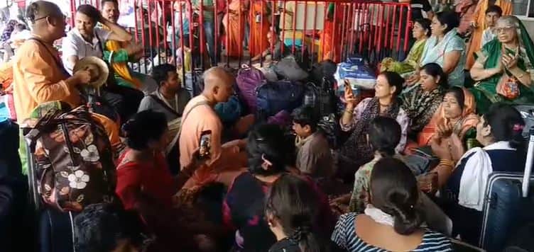 Hare Rama, Hare Krishna’ Chants Fill Mathura Junction as Pilgrims Wait for Delayed Train
