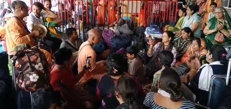 Hare Rama, Hare Krishna’ Chants Fill Mathura Junction as Pilgrims Wait for Delayed Train