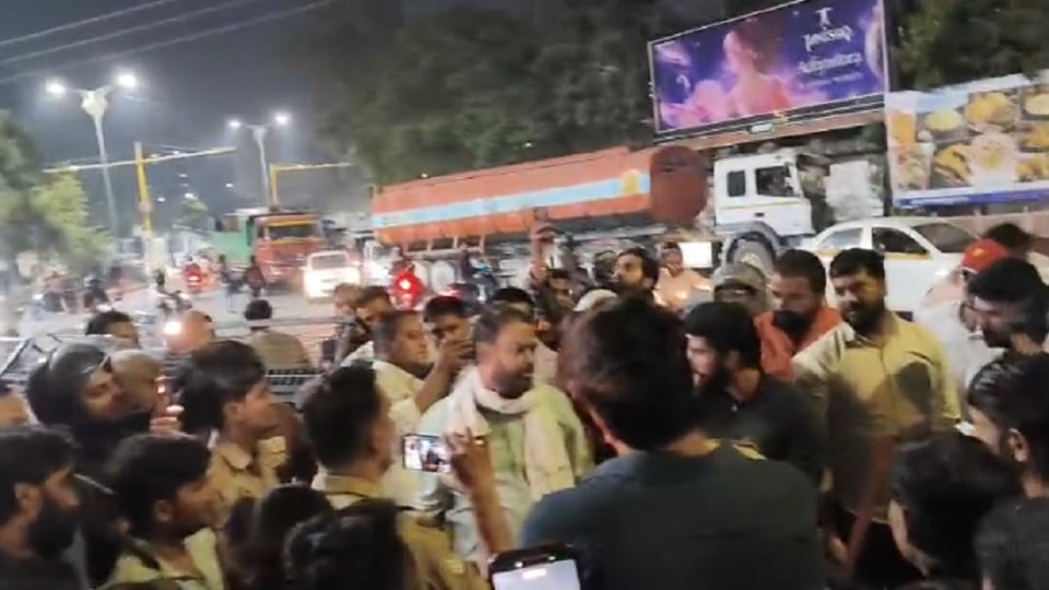 गाजियाबाद: नवविवाहिता की संदिग्ध मौत पर हंगामा, हिंडन एयरफोर्स चौकी के बाहर जाम लगाया