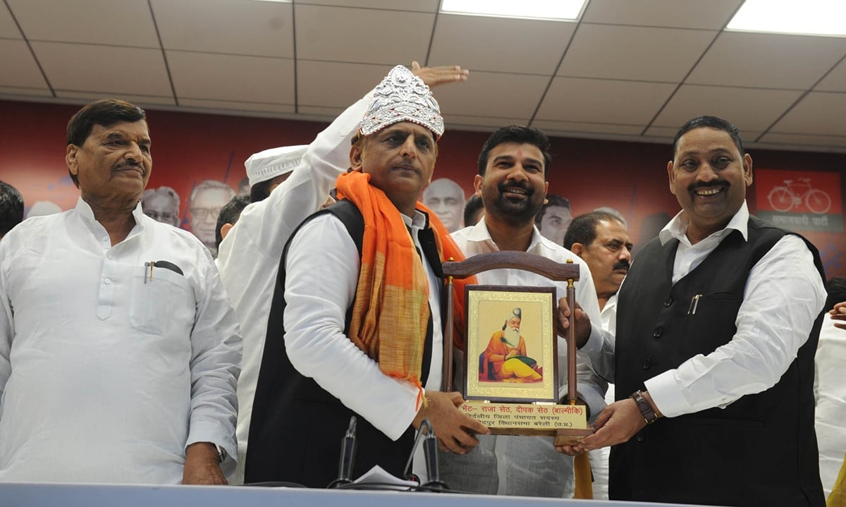 भाजपा को बड़ा झटका: पूर्व सांसद धर्मेंद्र कश्यप की सपा में वापसी, अखिलेश ने चंद्रशेखर को दिया जवाब?