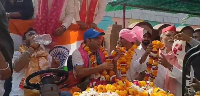Asian Para Games Silver Medallist Ram Ratan Singh Jadaun Receives Grand Welcome in Braj