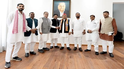 अखिलेश यादव के साथ सपा नेता