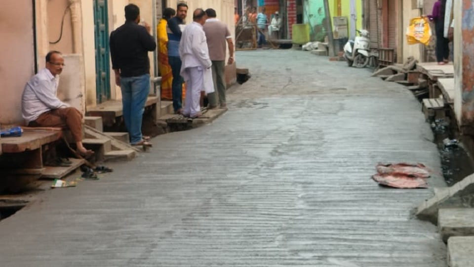 Road Built Overnight in Agra’s Dhuliyaganj, Councillor Alleges Poor Construction and Covered Manholes