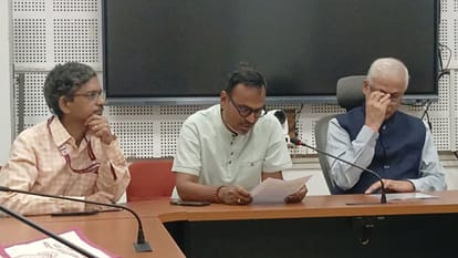 15वें दीक्षांत समारोह की जानकारी देते हुए।