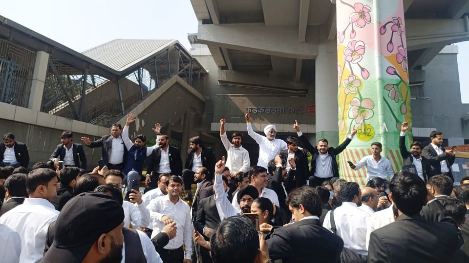 Delhi: Lawyers outraged after police register an FIR