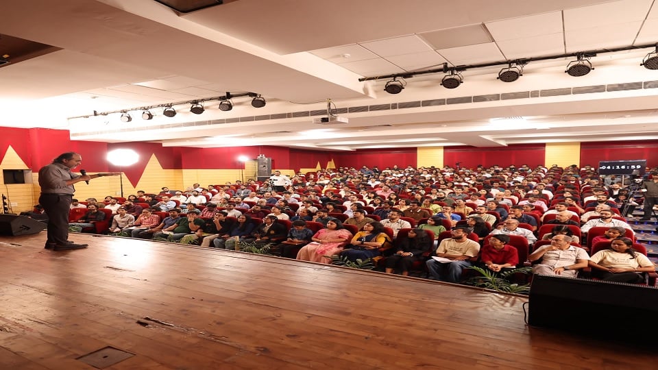ग्रेटर नोएडा: आचार्य प्रशांत की कक्षा में उपनिषदों पर चर्चा, शिक्षक की बात पर भी सवाल उठाने की सीख