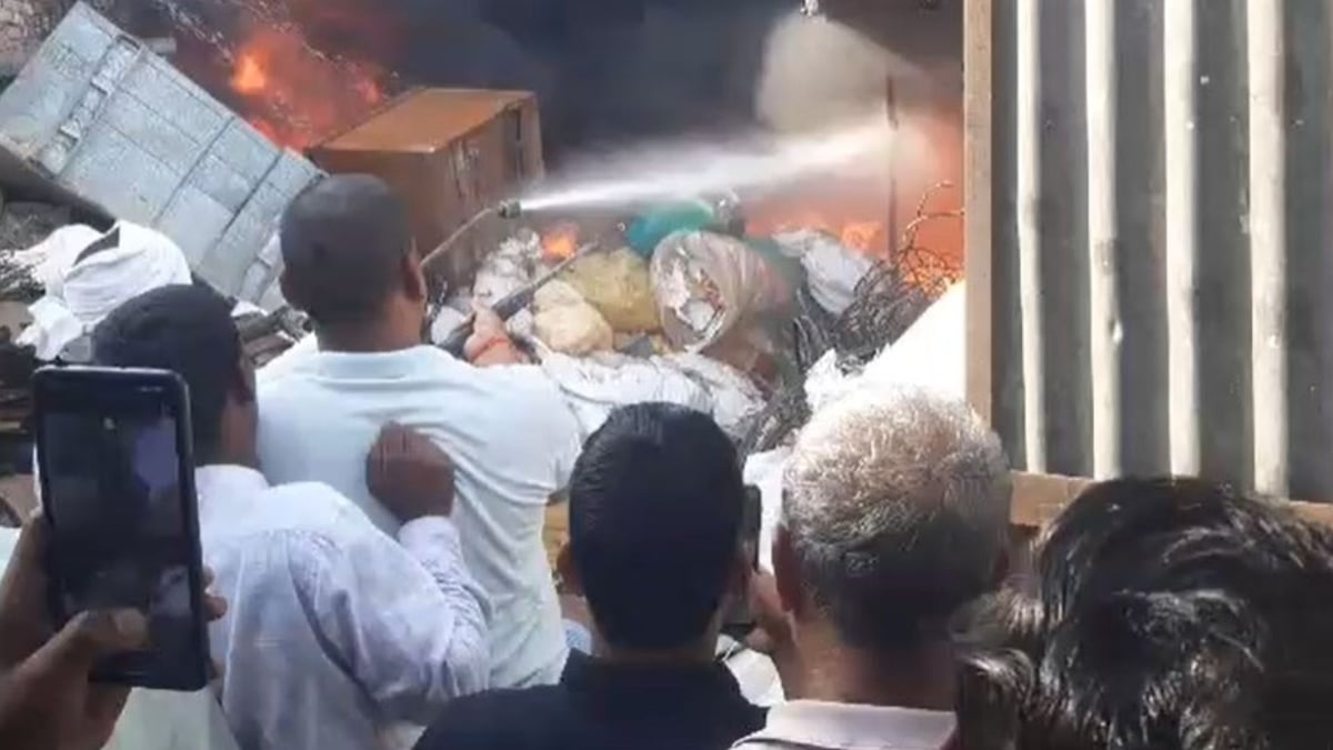 मऊ: आबादी के बीच बिना पंजीयन चल रहे कबाड़ गोदाम में लगी आग, 15 लाख का सामान जलकर खाक; पहुंचा दमकल दस्ता