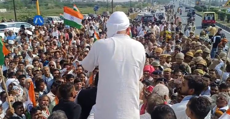 मथुरा न्यूज: छाता शुगर मिल पर आर-पार की लड़ाई, सैकड़ों ट्रैक्टर लेकर डीएम कार्यालय घेरने निकले किसान!