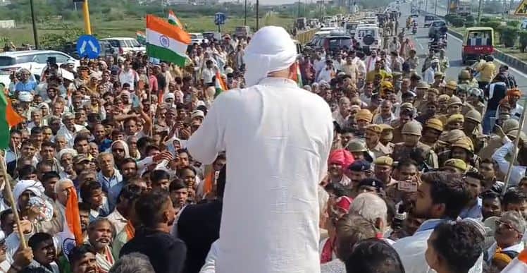 Chhata Sugar Mill Protest: Hundreds of Tractors Head Towards Mathura DM Office as Farmers Intensify Agitation