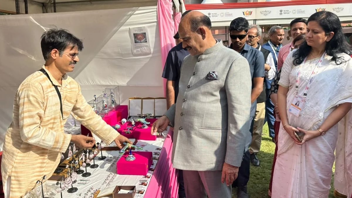 ब्रिक्स सम्मेलन: लोकसभा अध्यक्ष ने खरीदा गुलाबी मीनाकारी मैजिक बर्ड, हैंडीक्राफ्ट स्टॉल को देखा; हुनर को सराहा