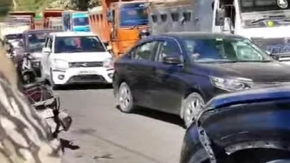 The car hit the parapet in haldwani
