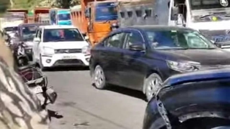 The car hit the parapet in haldwani