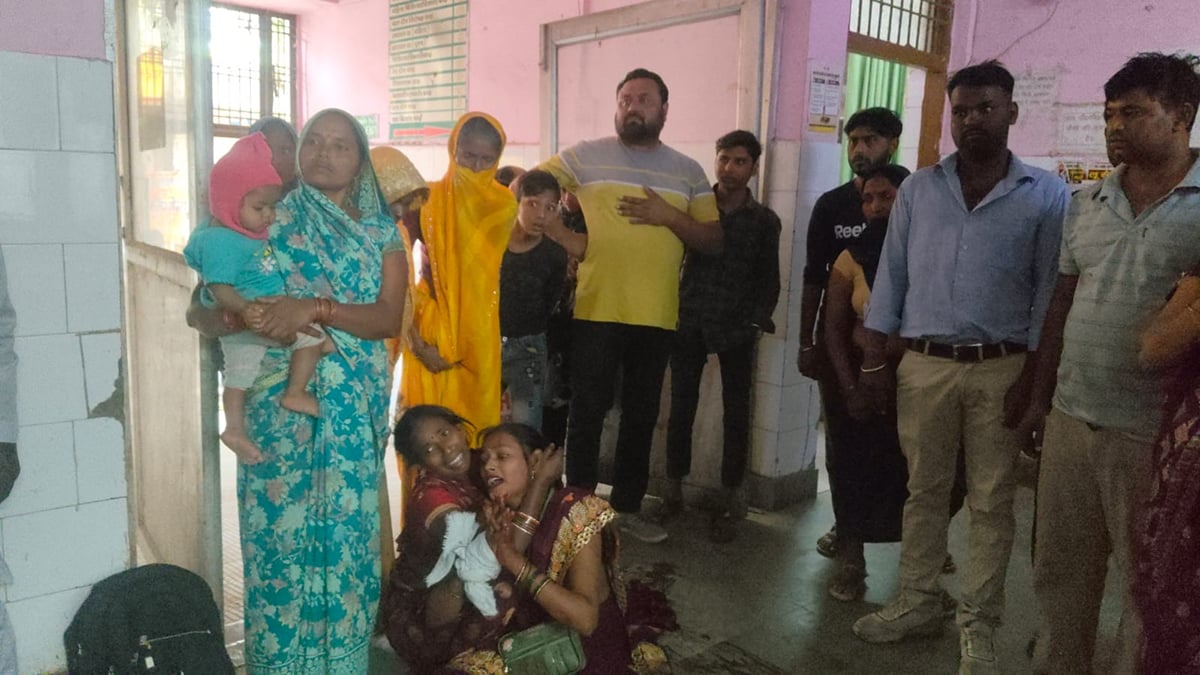 फर्रुखाबाद सड़क हादसा: अज्ञात वाहन ने बाइक को रौंदा, ननिहाल से लौट रहे युवक की मौत, पत्नी और सास चुटहिल