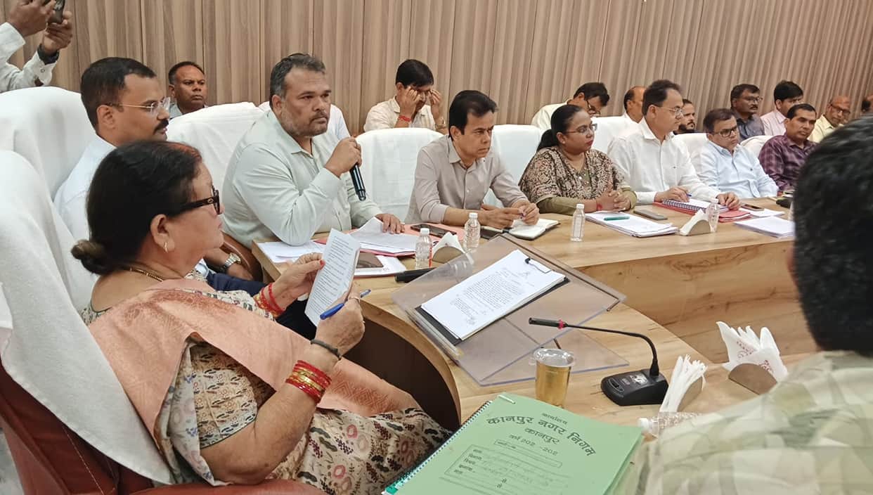Kanpur Uproar at Nagar Nigam meeting Municipal Commissioner angered by the presence of lawyers