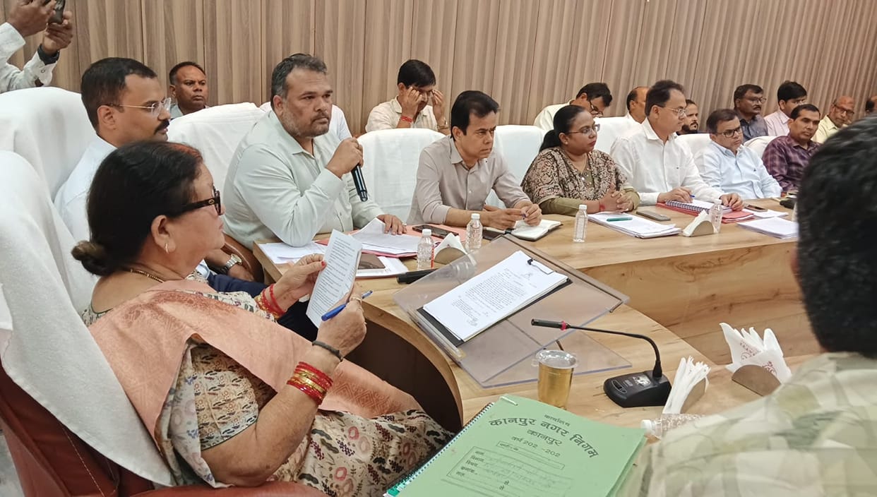 Kanpur Uproar at Nagar Nigam meeting Municipal Commissioner angered by the presence of lawyers