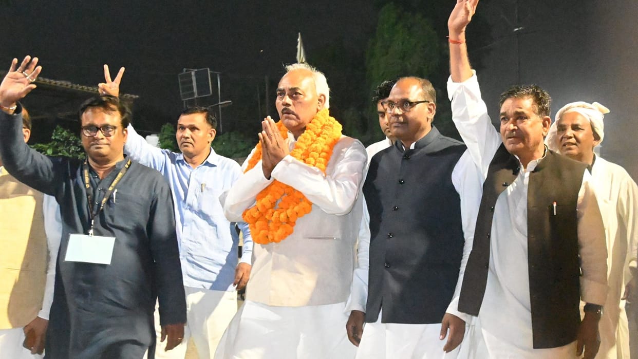 Teacher MLC election SP Lal Bihari takes lead victory all but certain garlands BJP secured 6060 votes