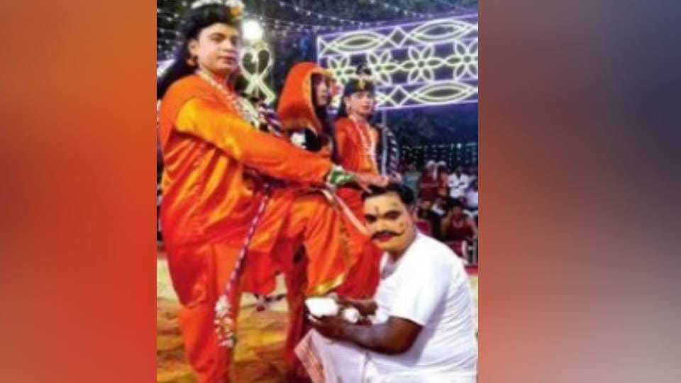 मुमताज नगर में रामलीला का मंचन करते कलाकार।