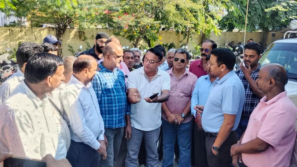 Traders anger erupted over the dilapidated roads in haldwani