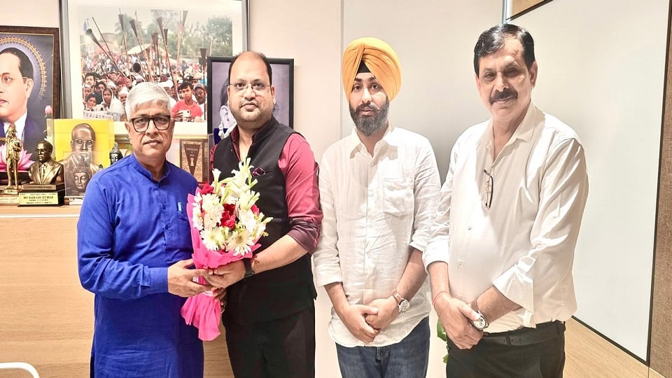नोएडा: निखिल सिंघल ने कांग्रेस यूपी प्रभारी राजेंद्र पाल गौतम से की मुलाकात, कई मुद्दों पर हुई चर्चा