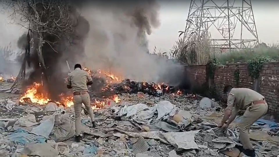 गाजियाबाद:  पिन्नी के गोदाम में अचानक लगी आग, दमकल कर्मियों ने कड़ी से पाया काबू, कोई जनहानि नहीं