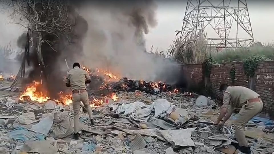 पिन्नी के गोदाम में लगी आग