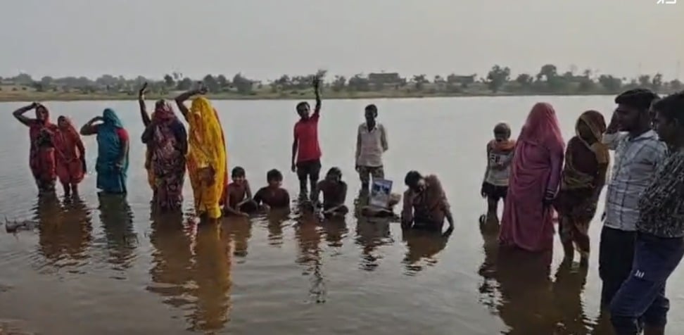 मध्य प्रदेश: रीवा में न्यूक्लियर प्लांट के खिलाफ जल सत्याग्रह, आधी रात तालाब से निकाले गए प्रदर्शनकारी