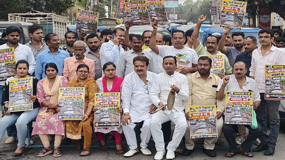 प्रदर्शन करते व्यापारी