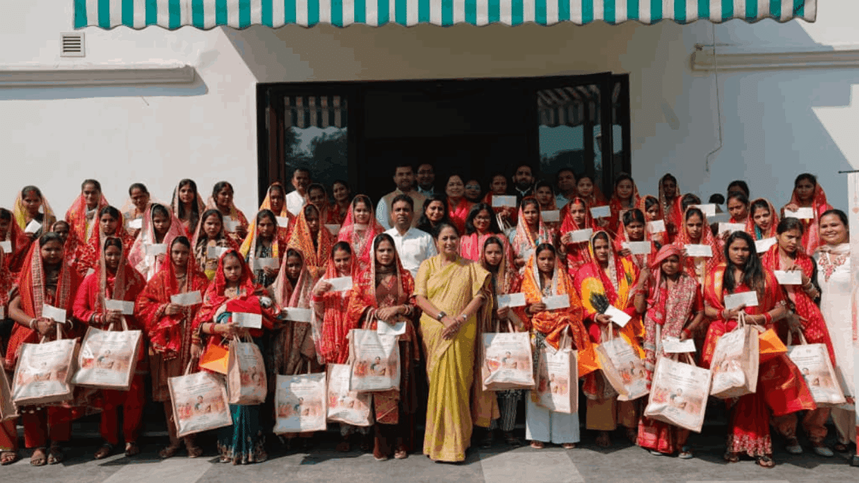 Chief Minister gave one lakh rupees each to 51 daughters On occasion of Karva Chauth