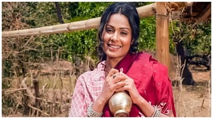 Ghar Aaja Pardesi to Mera chand Mujhe Aaya hai Nazar songs On Karva Chauth