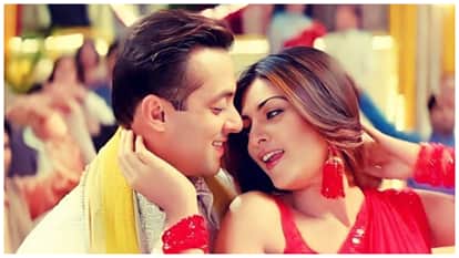 Ghar Aaja Pardesi to Mera chand Mujhe Aaya hai Nazar songs On Karva Chauth