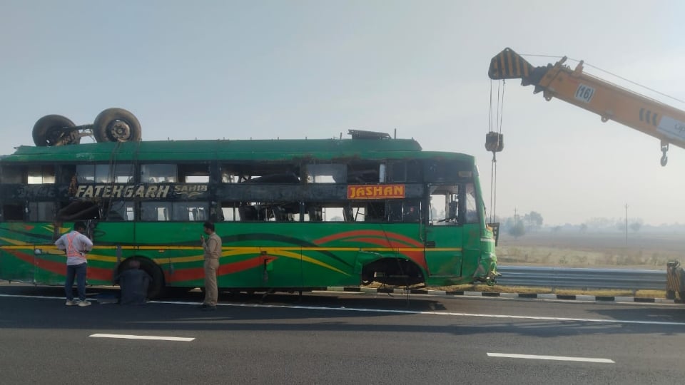 यूपी: संभल में गंगा एक्सप्रेसवे पर अनियंत्रित होकर पलटी बस, 20 से 25 यात्री घायल