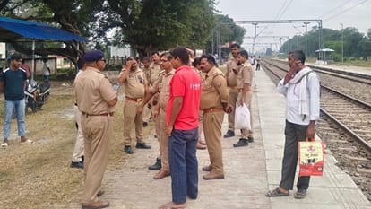 स्थानीय लोगों से पूछताछ करती पुलिस।
