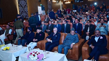 शपथ समारोह में सीएम, डॉ. फारूक व अन्य।